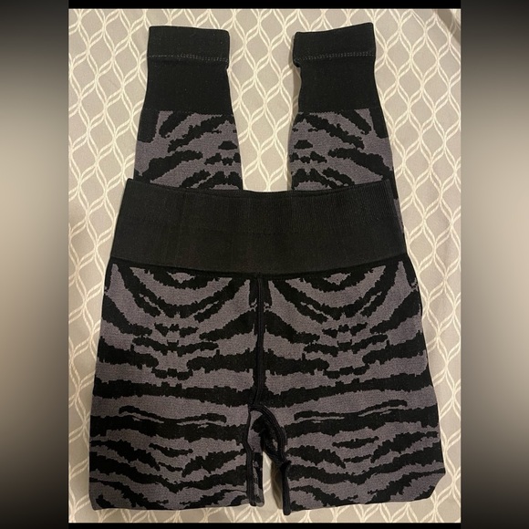 Bombshell Sportswear Tiger Print Black Leggings XS/S - Picture 3 of 6